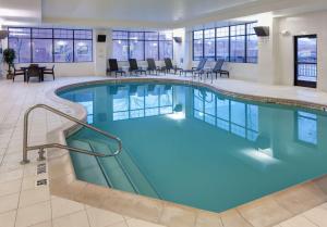 - une grande piscine d'eau bleue dans une chambre d'hôtel dans l'établissement Embassy Suites Anchorage, à Anchorage