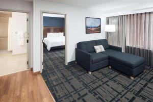 Postel nebo postele na pokoji v ubytování Embassy Suites Anchorage + 32 fotografií