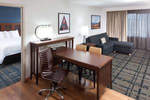 Postel nebo postele na pokoji v ubytování Embassy Suites Anchorage