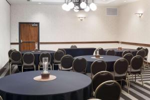 Posezení v ubytování Embassy Suites Anchorage