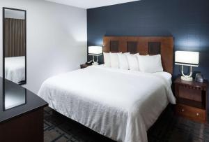 Postel nebo postele na pokoji v ubytování Embassy Suites Anchorage