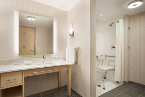 德雷珀Homewood Suites By Hilton SLC/Draper的带水槽、镜子和马桶的浴室