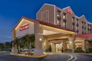 una vista frontal de un hotel en Hampton Inn & Suites Fort Lauderdale Airport en Hollywood