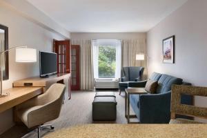 אזור ישיבה ב-Hampton Inn Long Island-Brookhaven