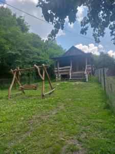 Plac zabaw dla dzieci w obiekcie Agroturystyka LipoweWzgórze domek Antek