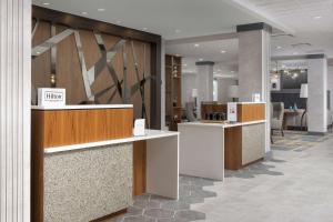 eine Lobby eines Krankenhauses mit Rezeption in der Unterkunft Hilton Garden Inn Westchester Dobbs Ferry in Dobbs Ferry