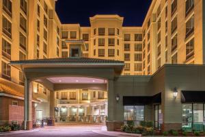 widok na budynek hotelu w nocy w obiekcie Hilton Garden Inn Jacksonville Downtown Southbank w mieście Jacksonville