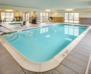 duży basen z niebieską wodą w budynku w obiekcie Hampton Inn & Suites Lansing West w mieście Lansing
