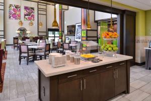 een restaurant met een bar met fruit erop bij Hampton Inn & Suites Lansing West in Lansing