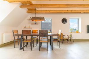 een eetkamer met een tafel en stoelen bij Ferienwohnung Schiffbrücke 40 in Flensburg