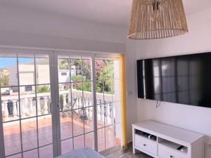 TV a/nebo společenská místnost v ubytování Villa Maria by Albir Proper Properties