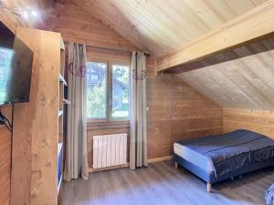 En eller flere senge i et værelse på Chalet haut de gamme 14 pers, 6 chambres, sauna, proche pistes - FR-1-416-23