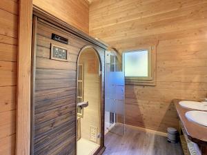 Et badeværelse på Chalet haut de gamme 14 pers, 6 chambres, sauna, proche pistes - FR-1-416-23 + 15 billeder