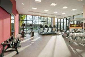 un gimnasio con varias cintas de correr y una gran ventana en Home2 Suites By Hilton Woodland Hills Los Angeles en Woodland Hills