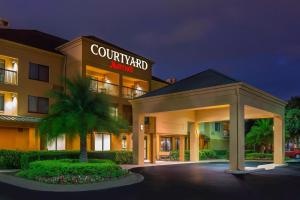 um hotel com uma placa que lê pátio à noite em Courtyard by Marriott Daytona Beach Speedway/Airport em Daytona Beach