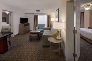 une chambre d'hôtel avec un lit et un salon dans l'établissement Homewood Suites by Hilton Orlando Maitland, à Orlando