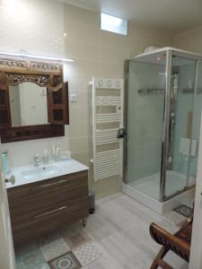 een badkamer met een glazen douche en een wastafel bij Relais Du Boss in Saint-Vran
