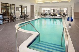 uma grande piscina com água azul num edifício em Homewood Suites By Hilton Ronkonkoma em Ronkonkoma