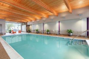 una piscina con agua azul en una habitación de hotel en Home2 Suites by Hilton Seattle Airport, en Tukwila