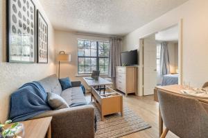 uma sala de estar com um sofá e uma televisão num quarto em InTown Suites Extended Stay Baton Rouge LA em Baton Rouge