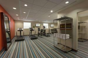 una sala de fitness con cintas de correr y máquinas elípticas en Home2 Suites by Hilton Salt Lake City / South Jordan, en South Jordan