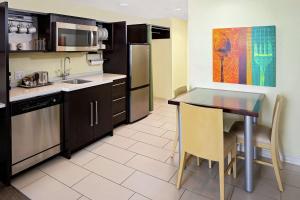 cocina con mesa y encimera en Home2 Suites by Hilton Salt Lake City / South Jordan, en South Jordan