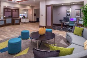 um átrio de escritório com mobiliário, uma mesa e cadeiras em Homewood Suites by Hilton Jacksonville-Downtown/Southbank em Jacksonville