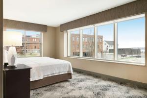 波特蘭的住宿－波特蘭市中心水濱漢普頓酒店，一间大卧室,配有一张床和一个大窗户