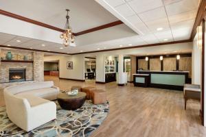 sala de estar con sofá y chimenea en Homewood Suites by Hilton Dulles-North Loudoun, en Ashburn