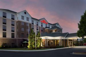 un hotel al anochecer en Hilton Garden Inn Atlanta West/Lithia Springs en Lithia Springs