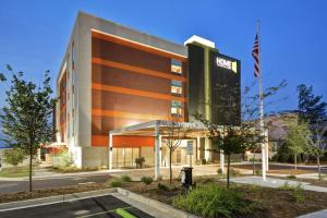 een kantoorgebouw met een bord dat het hotel leest bij Home2 Suites By Hilton Atlanta Lithia Springs in Lithia Springs