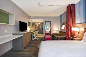 um quarto de hotel com uma cama e uma sala de estar em Home2 Suites By Hilton Atlanta Lithia Springs em Lithia Springs