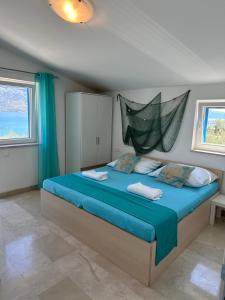 Un dormitorio con una cama con una red. en Ražanac Apartments, en Ražanac