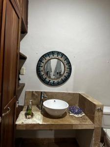 uma casa de banho com um lavatório e um espelho na parede em Villa Pedacito de Cielo em Leona Vicario