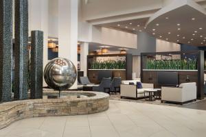 Embassy Suites by Hilton Birmingham Hoover的休息区