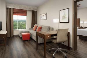 Embassy Suites by Hilton Birmingham Hoover客房内的一张或多张床位