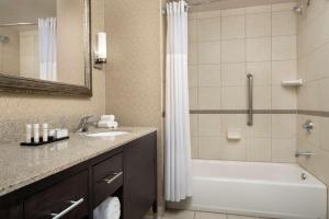Embassy Suites by Hilton Birmingham Hoover的一间浴室
