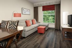 Embassy Suites by Hilton Birmingham Hoover的休息区