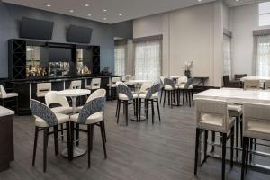 Embassy Suites by Hilton Birmingham Hoover餐厅或其他用餐的地方