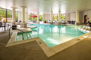 Bazén v ubytování DoubleTree by Hilton Hotel Largo Washington DC nebo v jeho okolí