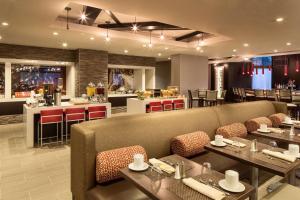 un restaurant avec un canapé, des tables et un bar dans l'établissement DoubleTree by Hilton Hotel Largo Washington DC, à Largo