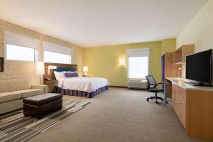 une chambre d'hôtel avec un lit et une télévision dans l'établissement Home2 Suites by Hilton Clarksville/Ft. Campbell, à Clarksville