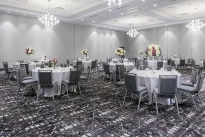 - une salle de banquet avec des tables blanches, des chaises et des fleurs dans l'établissement Homewood Suites By Hilton Largo Washington Dc, à Largo