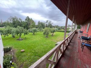 un porche con vistas a un patio verde en Veskisilla hostel, 