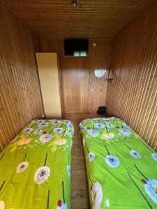 VeskisillaMSJ kodumajutus客房内的一张或多张床位