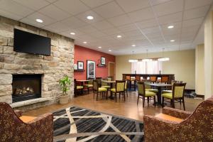 um restaurante com lareira e mesas e cadeiras em Hampton Inn Lehighton - Jim Thorpe em Lehighton