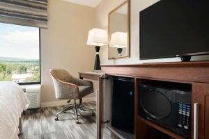 TV a/nebo společenská místnost v ubytování Hampton Inn Lehighton - Jim Thorpe