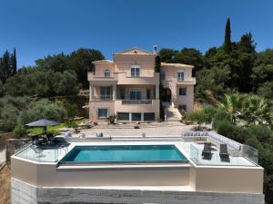 Swimmingpoolen hos eller tæt på Aeras Luxury Villa