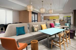 - un salon avec un canapé et une table dans l'établissement Home2 Suites By Hilton Murfreesboro, à Murfreesboro