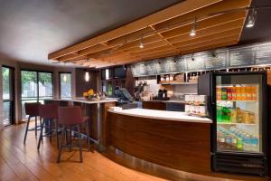 a kitchen with a bar with a refrigerator at Courtyard Akron Fairlawn in Montrose